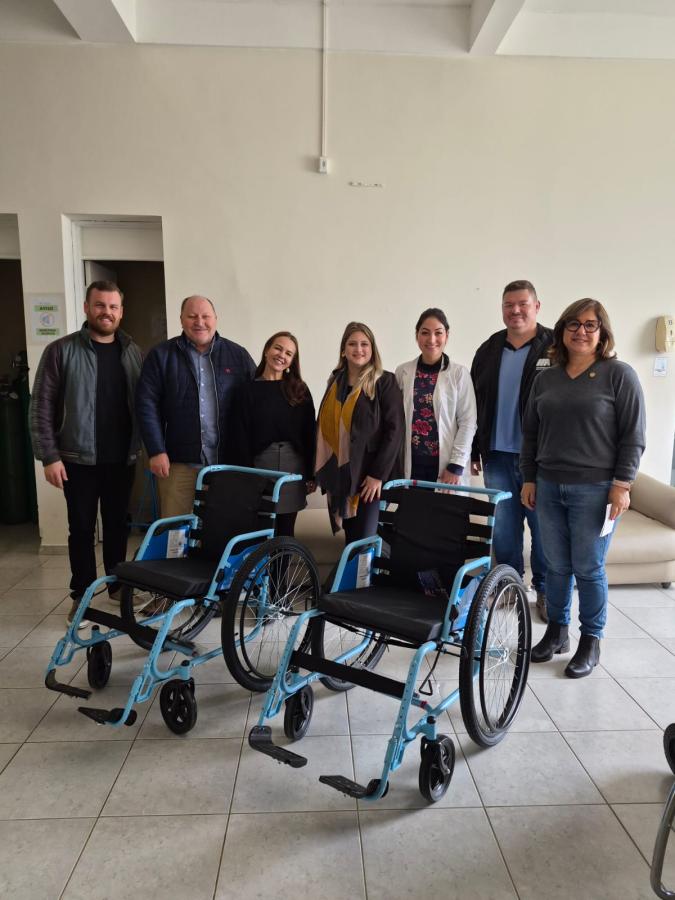 AÇÃO DO ROTARY LEVA MAIS MOBILIDADE E QUALIDADE DE VIDA A PACIENTES E IDOSOS DA REGIÃO POR MEIO DA DOAÇÃO DE CADEIRAS DE RODAS
