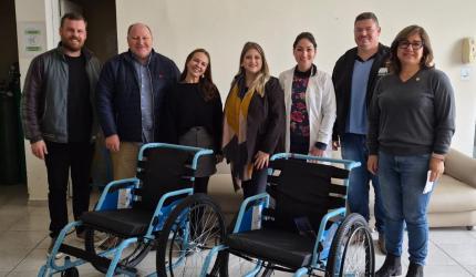 AÇÃO DO ROTARY LEVA MAIS MOBILIDADE E QUALIDADE DE VIDA A PACIENTES E IDOSOS DA REGIÃO POR MEIO DA DOAÇÃO DE CADEIRAS DE RODAS